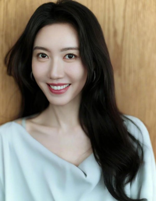 芝麻配资 高露出道24年低调隐婚，43岁的她如今和15岁女儿同台演戏