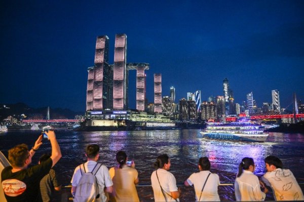 58配资 图集｜鎏金夜色里，游轮串起重庆美